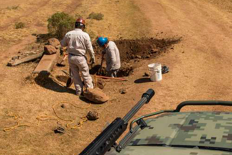 Detiene la FGR a tres militares vinculados al robo de combustibles