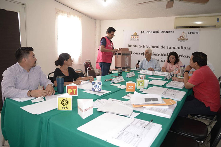 Entrega IETAM constancias de mayoría