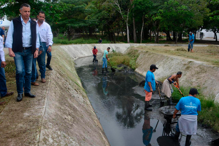 Limpian y desazolvan Canales Pluviales en Tampico