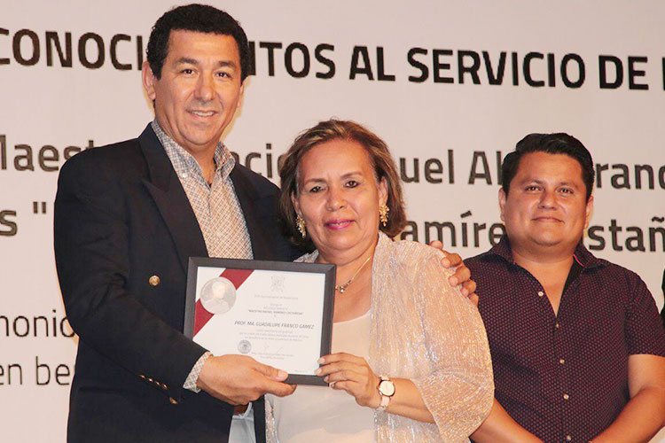 Reconoce Mario López a maestros de Matamoros