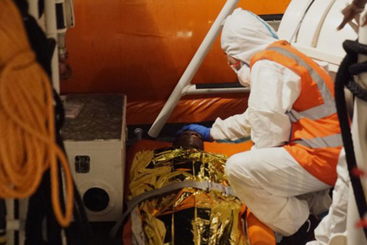 Evacúan a 2 migrantes de barco de rescate anclado en Italia