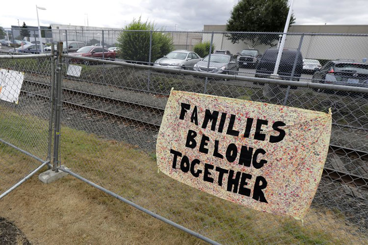 Juez sopesa nueva ley que encarcelaría a migrantes en EEUU