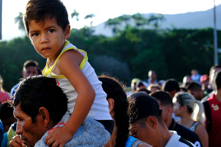 Decenas de miles cruzan frontera entre Colombia y Venezuela