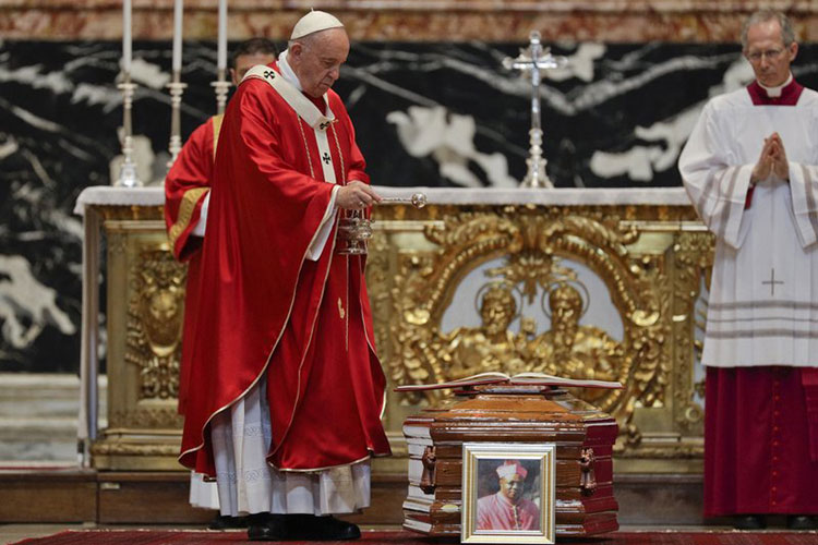 El Vaticano abre el debate sobre sacerdotes casados