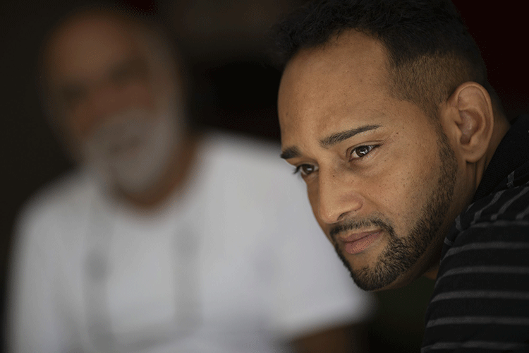 Adoptado en EEUU y deportado, enfrenta problemas en Brasil