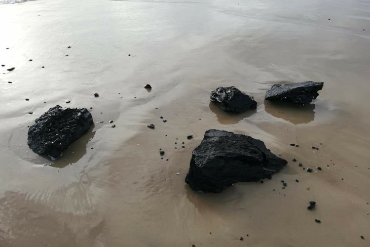 Aparecen piedras de chapopote en playa Miramar