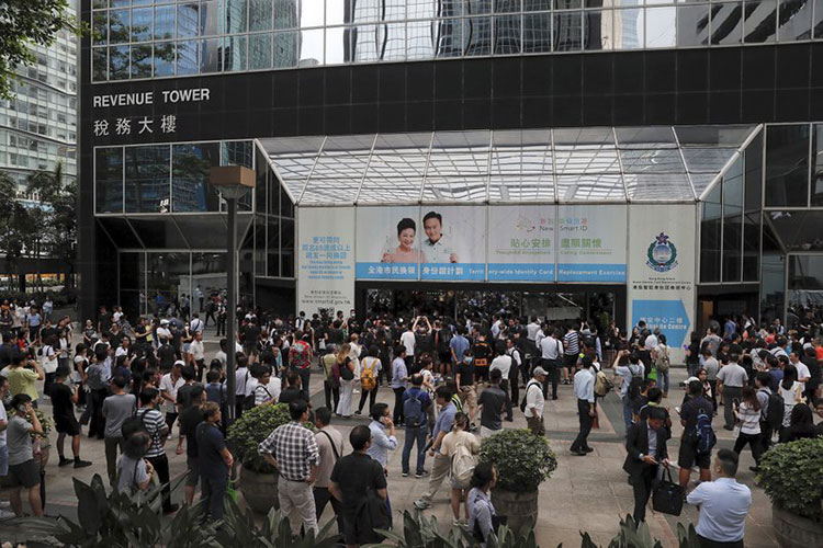 Manifestantes en Hong Kong bloquean edificio de gobierno