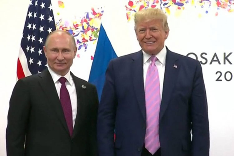 Trump pide a Putin no entrometerse en elecciones de EU