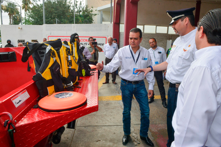 Entrega alcalde una lancha de rescate a PC y Bomberos
