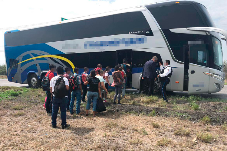 Recupera Policía Estatal a 15 migrantes de Transpais