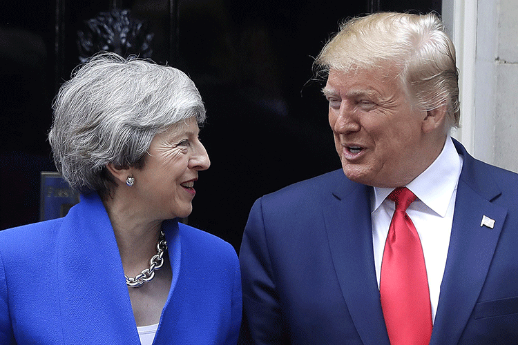 Trump pasa de la pompa a los negocios en Gran Bretaña