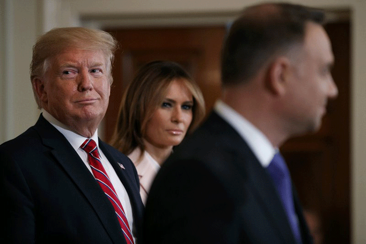 Trump quiere escuchar “basura extranjera” sobre oponentes