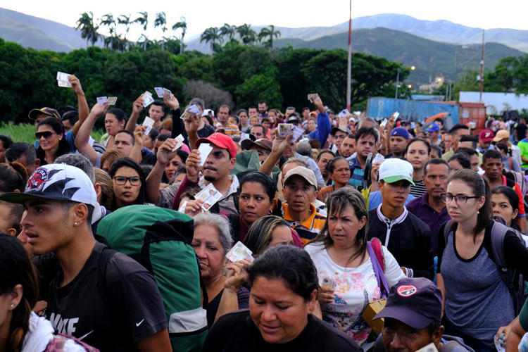 Venezuela reabre cruce fronterizo con Colombia