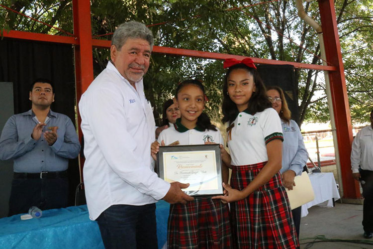 Entrega Alcalde acta de donación para construir dos aulas