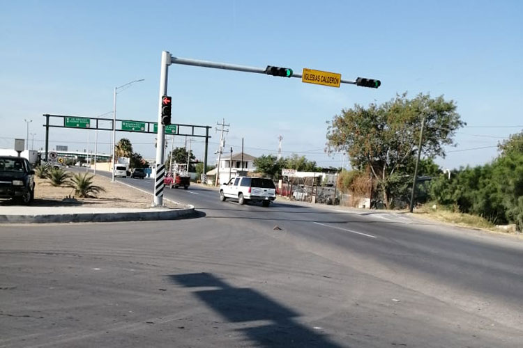 Instalan semáforos para prevenir percances en Carretera Aeropuerto