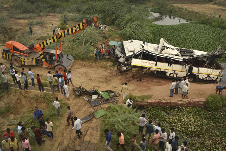 Autobús cae de puente en norte de la India; hay 29 muertos