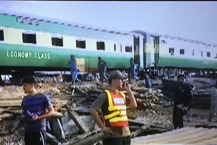 Pakistán: Choque de trenes deja al menos 20 muertos