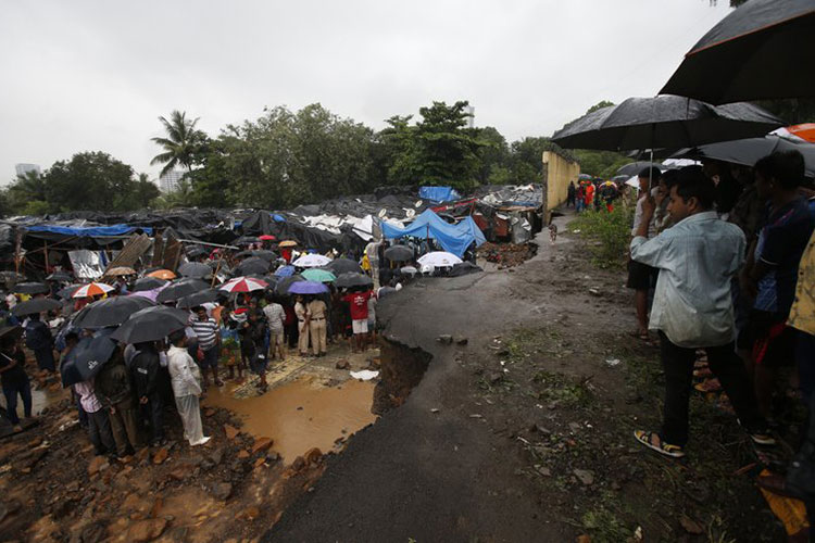 India: lluvias del monzón derriban muros, dejan 27 muertos