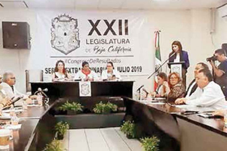 Validan a gobernador por cinco años en BC; panistas denuncian albazo