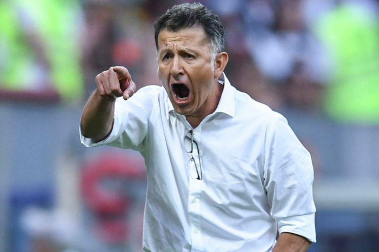 Juan Carlos Osorio da manotazo a árbitro