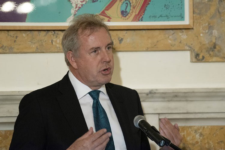 May respalda al cuestionado embajador en EEUU tras polémica