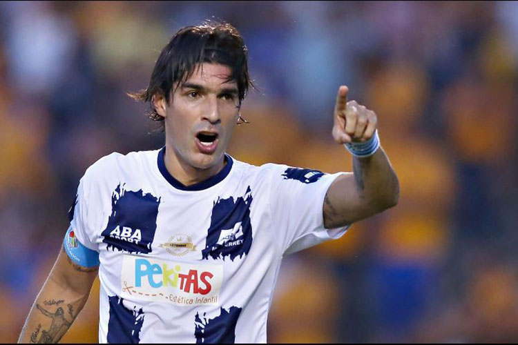 El ”Loco” Abreu se pone la camiseta número 29 de su carrera