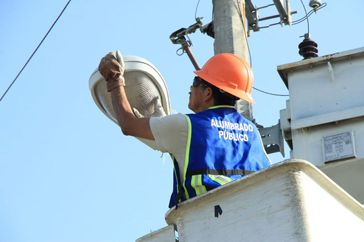 Rehabilitan más de 10 mil lámparas de alumbrado público