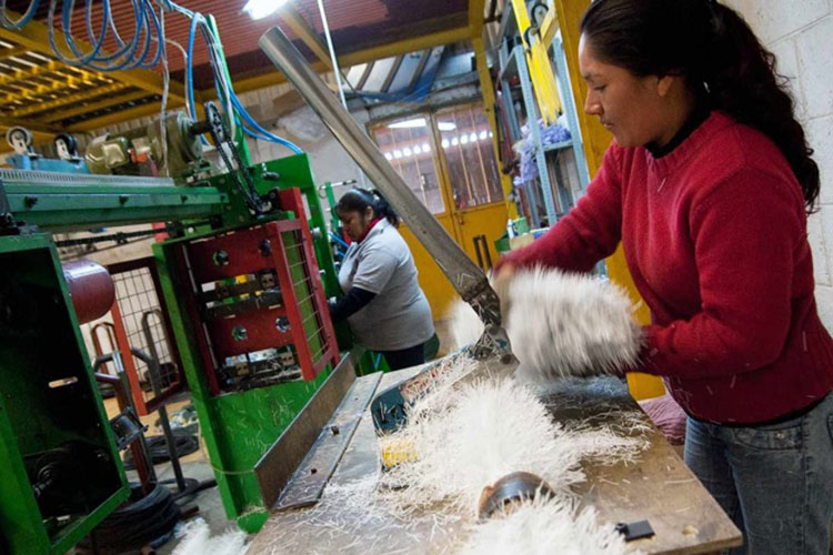 Se eleva 3.5% en un año el empleo manufacturero