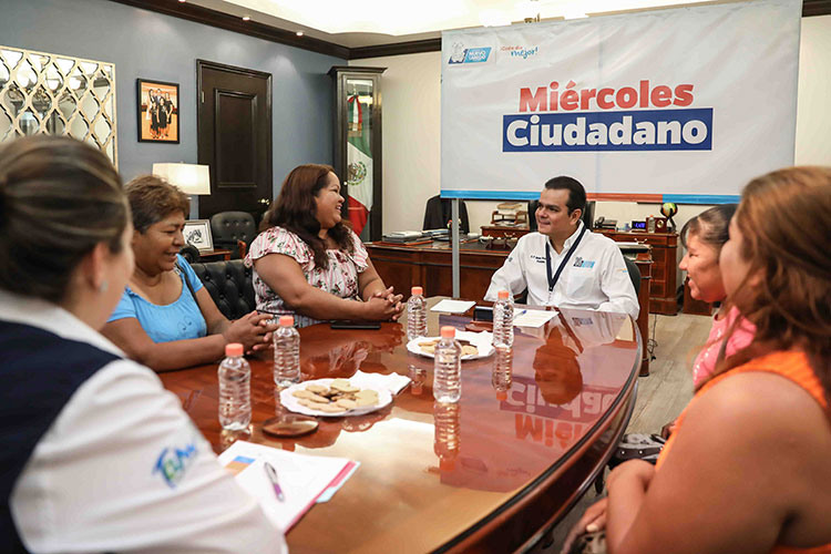 Atiende alcalde en su oficina a vecinos de cuatro colonias