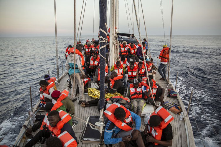 Italia impide arribo de barco humanitario con 54 migrantes