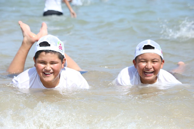 Más de mil 400 niños de comunidades rurales visitan por primera vez el mar