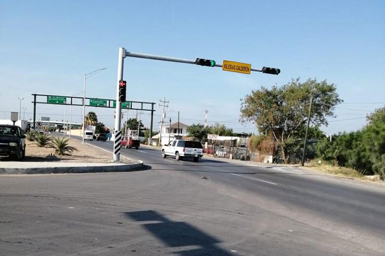 Instalan semáforos para prevenir percances en Carretera Aeropuerto