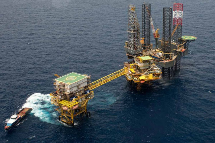 Plan de mejora para Pemex prevé reducir carga fiscal