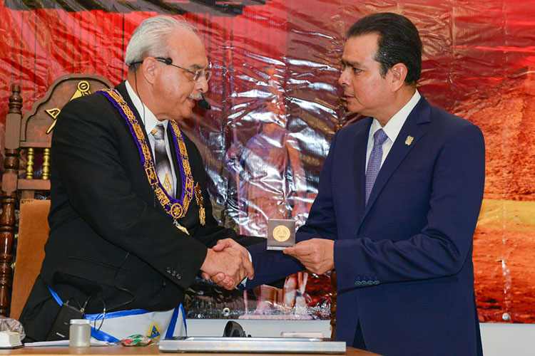 Entregan a Enrique Rivas la más alta distinción de la Logia de Tamaulipas
