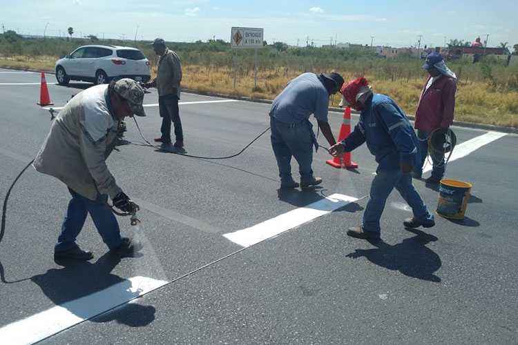 Pintan señales viales en la Antigua Carretera Nacional y previenen percances