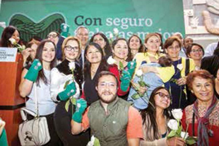 Becarios costarán 5,657 mdp; gasto del IMSS para este año