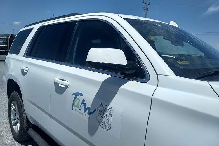 Balean camioneta en que viajaban funcionarios del Estado