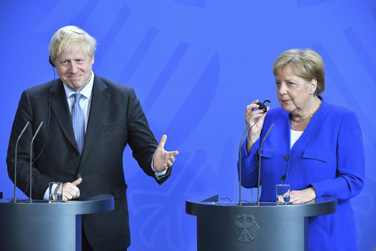 Johnson visita París en intento para reabrir pacto de Brexit