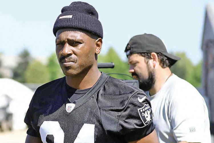 Brown está de regreso; aparece en el campo de los Raiders