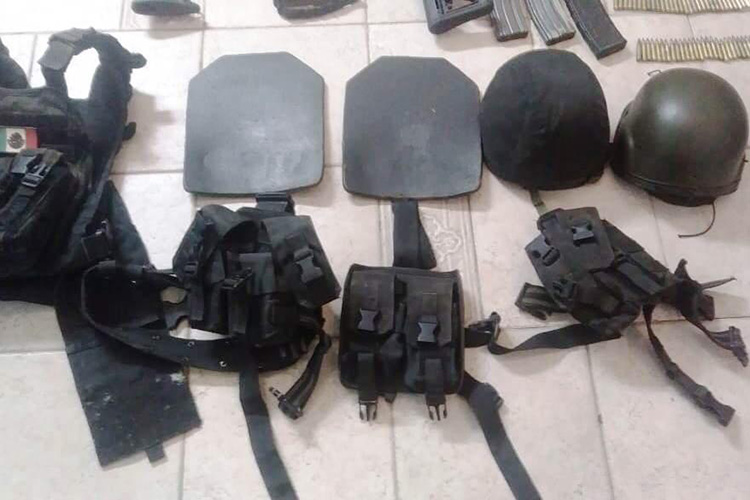 Encuentran armas en camioneta robada