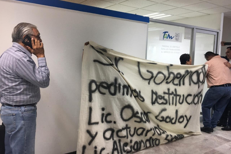 Bloquean maestros Tribunal de Arbitraje; Exigen restitución