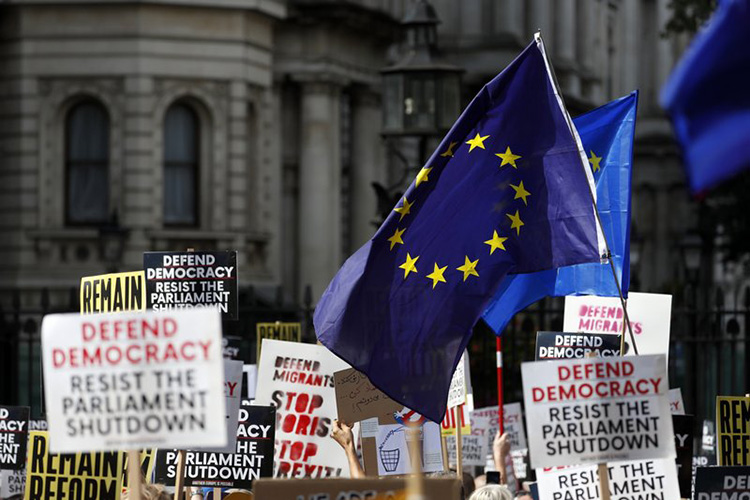 Multitudes protestan contra planes de Johnson para el Brexit