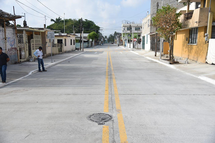 Inaugura Chucho Nader nueva calle de concreto hidráulico en Tampico