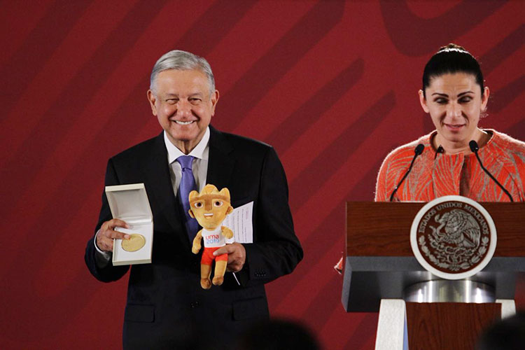 Entrega Guevara medalla a AMLO por apoyos