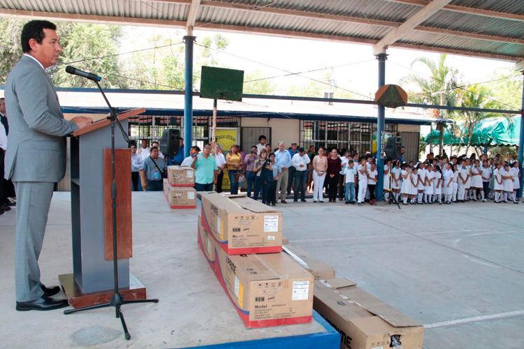Entrega Mario López apoyos del programa “Regreso a Clases”