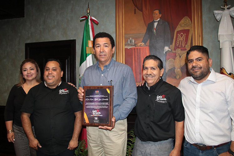 Recibe Mario López reconocimiento otorgado por el  Ministerio Internacional DLS RECORDS