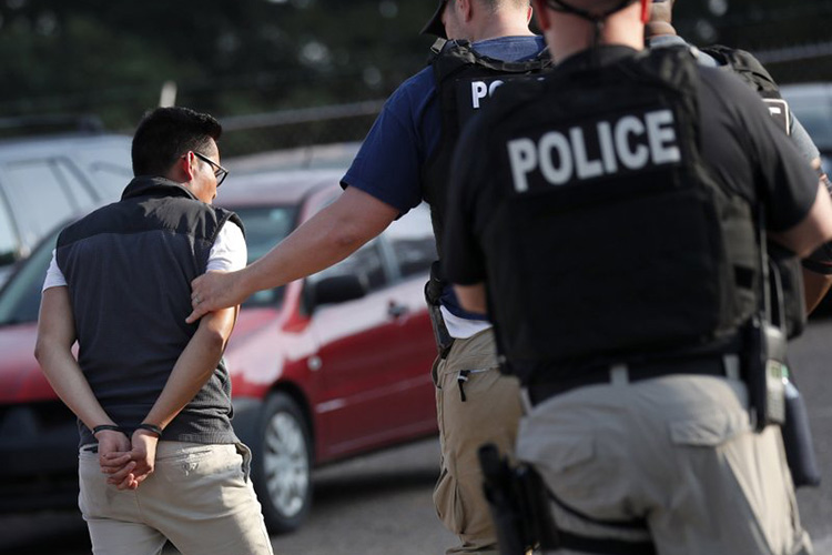 ICE persigue a inmigrantes sin papeles, no a sus empleadores
