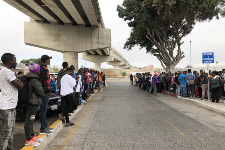 40 mil migrantes esperan en México para pedir asilo en EU