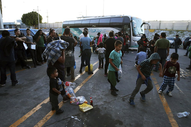 Alcaldes fronterizos meten orden en proceso migratorio