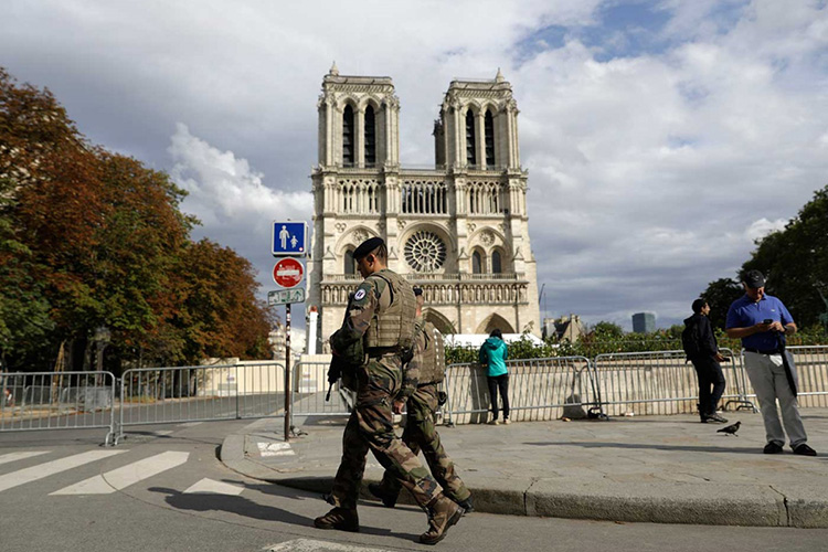 Temen derrumbe de Notre Dame; caen trozos
